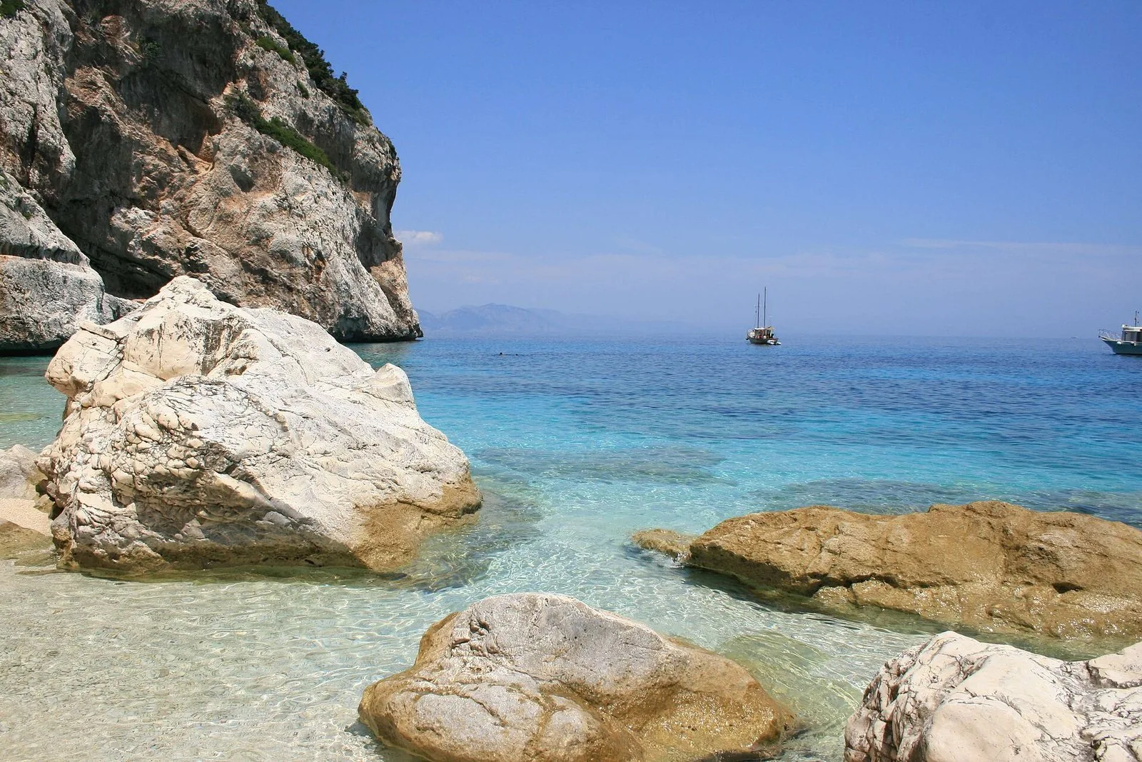 L'acqua trasparente e i ciottoli bianchi di Cala Mariolu, nel Golfo di Orosei
